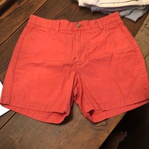 Vineyard Vines club shorts -color: lobster reef